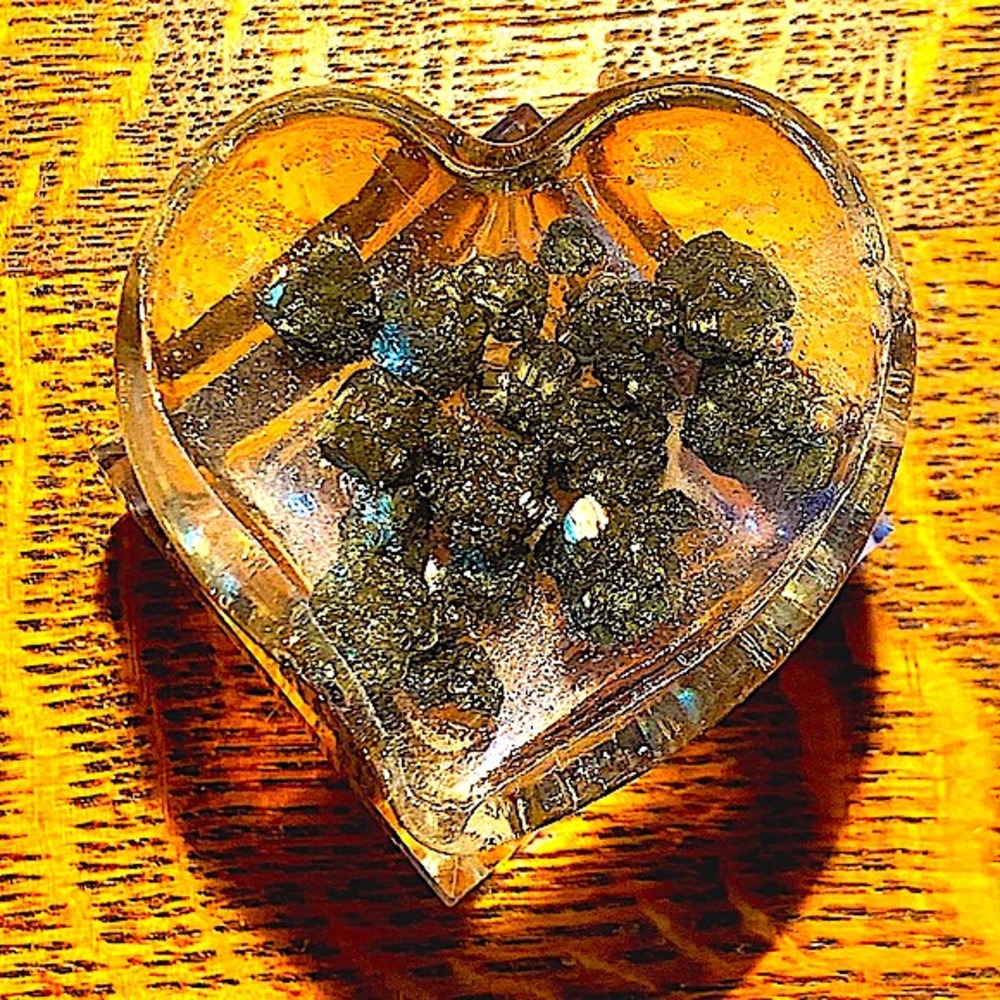 PYRITE NATURAL CHUNKS IN CLEAR RESIN HEART SHAPE NEW HEALING STONE - Picture 7 of 8